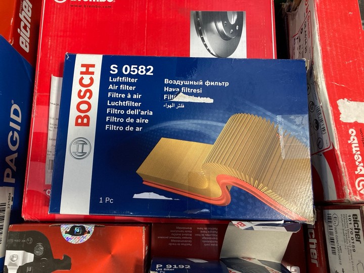 Lot 311  
            Marchington SR17 - Delivery or Collection 

                
PALLET OF ASSORTED VEHICLE PARTS TO INCLUDE BOSCH P 9192 OIL FILTER: LOCATION - B... - Image 3