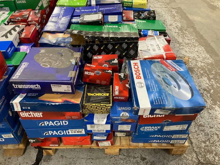 Lot 313  
            Marchington SR17 - Delivery or Collection 

                
PALLET OF ASSORTED VEHICLE PARTS TO INCLUDE TRANSMECH CLUTCH KIT: LOCATION - B8 (...