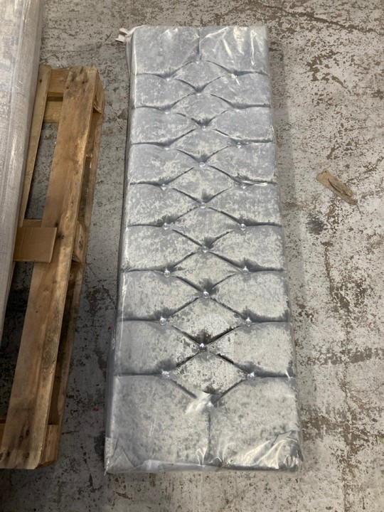 Lot 316  
            Marchington SR17 - Delivery or Collection 

                
2 X ASSORTED UPHOLSTERED HEADBOARDS TO INCLUDE KING SIZE HEADBOARD IN SILVER CRUS... - Image 4