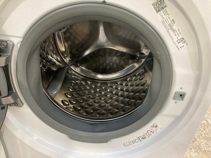 Lot 44  
            Marchington SR17 - Delivery or Collection 

                
AEG 7000 PROSTEAM 9KG WASHING MACHINE: MODEL LFR73944B - ORIGINAL RRP £749: LOCAT... - Image 2