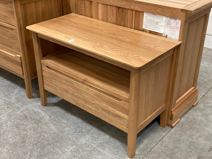 Lot 104  
            Marchington SR10 - Delivery or Collection 

                
OAK FURNITURELAND COPENHAGEN SMALL TV UNIT IN NATURAL SOLID OAK FINISH - ORIGINAL...