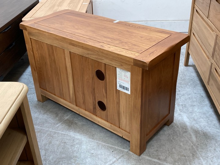 Lot 107  
            Marchington SR10 - Delivery or Collection 

                
OAK FURNITURELAND ORIGINAL RUSTIC SOLID OAK CABINET - ORIGINAL RRP £389.99: LOCAT...