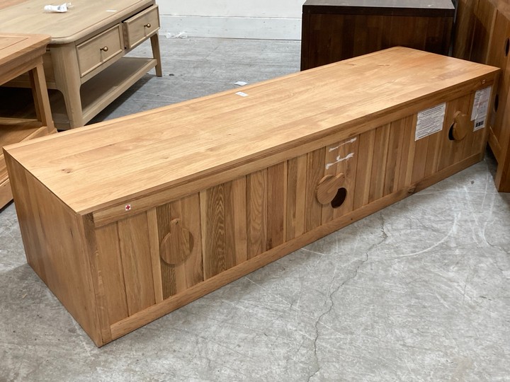 Lot 109  
            Marchington SR10 - Delivery or Collection 

                
OAK FURNITURELAND MAINE NATURAL SOLID OAK & METAL EXTRA LARGE UNIT - ORIGINAL RRP...
