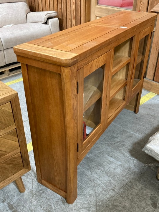 Lot 134  
            Marchington SR10 - Delivery or Collection 

                
OAK FURNITURELAND ORRICK RUSTIC SOLID OAK LARGE DRESSER - TOP - ORIGINAL RRP £1,0...