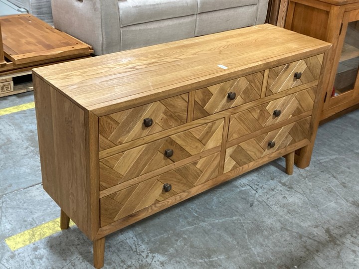 Lot 135  
            Marchington SR10 - Delivery or Collection 

                
OAK FURNITURELAND PARQUET BRUSHED AND GLAZED OAK 3+4 CHEST OF DRAWERS - ORIGINAL ...