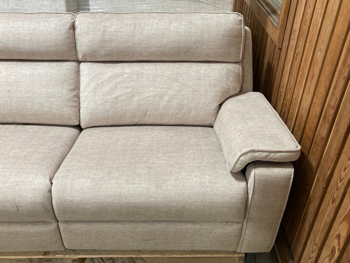 Lot 136  
            Marchington SR10 - Delivery or Collection 

                
OAK FURNITURELAND SELBY 3 SEATER POWER RECLINER SOFA WITH POWER HEADREST IN PLUSH...