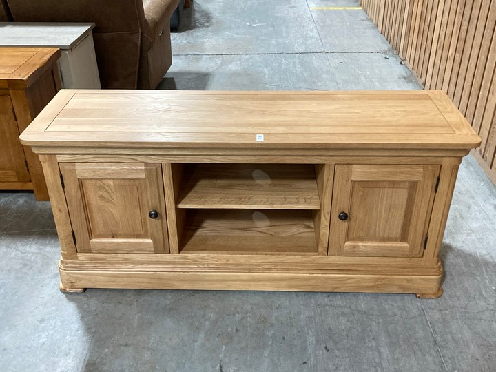 Lot 153  
            Marchington SR10 - Delivery or Collection 

                
OAK FURNITURELAND CANTERBURY NATURAL SOLID OAK LARGE CABINET - ORIGINAL RRP £459....