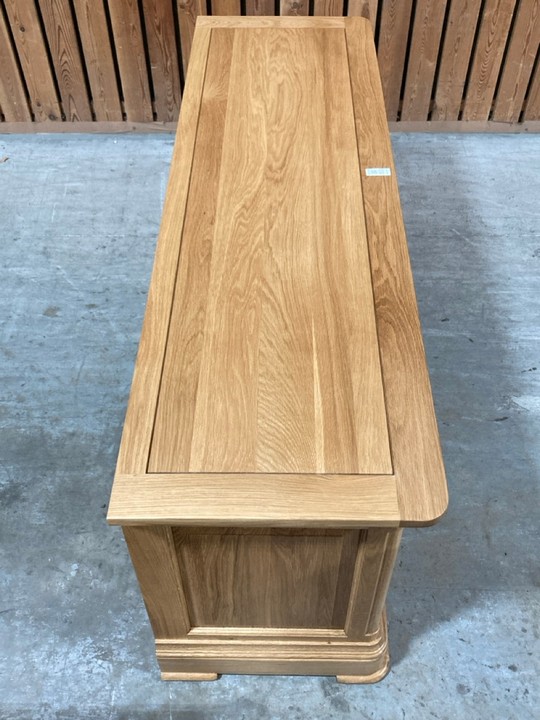 Lot 153  
            Marchington SR10 - Delivery or Collection 

                
OAK FURNITURELAND CANTERBURY NATURAL SOLID OAK LARGE CABINET - ORIGINAL RRP £459....