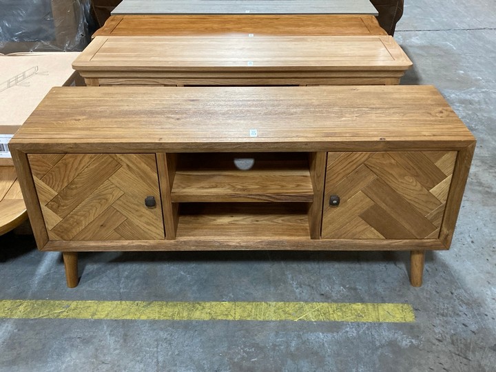 Lot 154  
            Marchington SR10 - Delivery or Collection 

                
OAK FURNITURELAND PARQUET BRUSHED AND GLAZED OAK LARGE UNIT - ORIGINAL RRP £499.9...