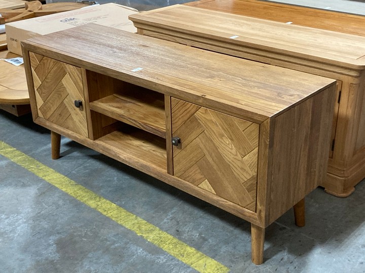 Lot 154  
            Marchington SR10 - Delivery or Collection 

                
OAK FURNITURELAND PARQUET BRUSHED AND GLAZED OAK LARGE UNIT - ORIGINAL RRP £499.9...