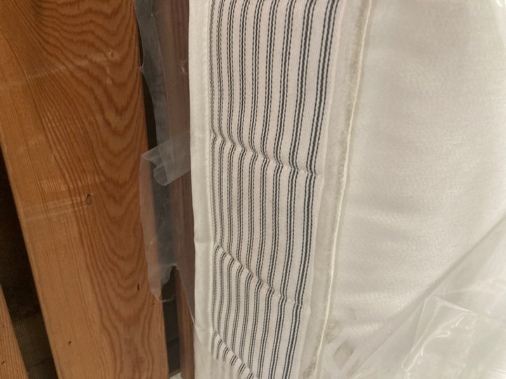 Lot 168  
            Marchington SR10 - Delivery or Collection 

                
LOAF.COM SOFA BED MATTRESS : SIZE 153 X 180CM: LOCATION - A3 - Image 4