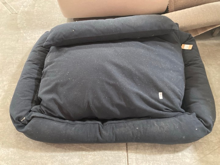 Lot 172  
            Marchington SR10 - Delivery or Collection 

                
LOAF.COM WOOFINS LARGE DOG BED IN DARK BLUE - ORIGINAL RRP £195: LOCATION - A3