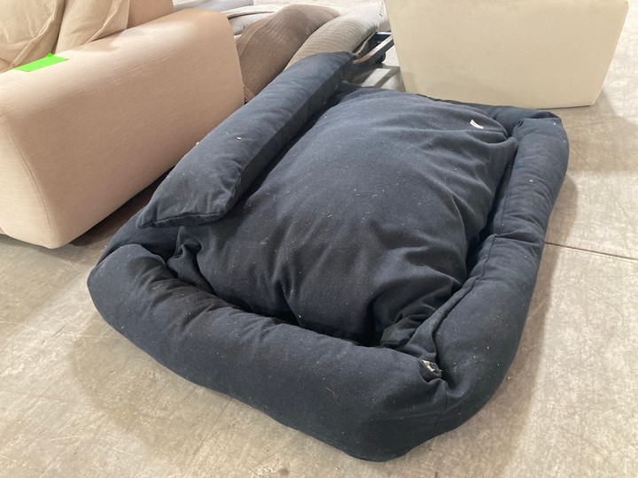 Lot 172  
            Marchington SR10 - Delivery or Collection 

                
LOAF.COM WOOFINS LARGE DOG BED IN DARK BLUE - ORIGINAL RRP £195: LOCATION - A3