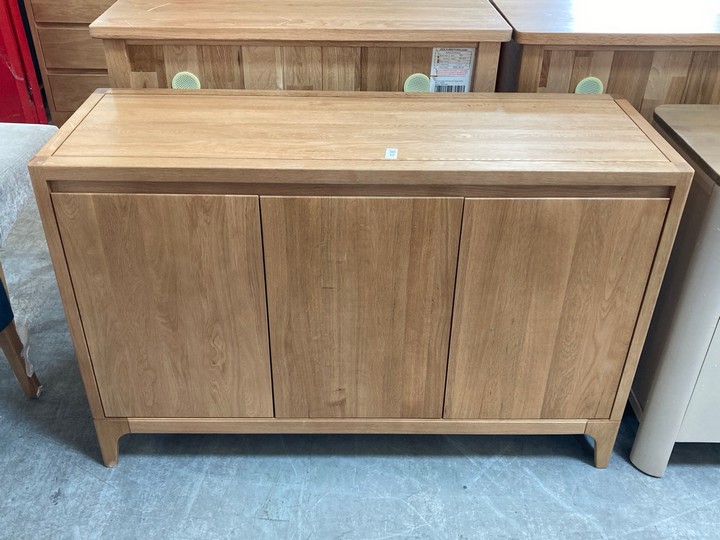 Lot 17  
            Marchington SR10 - Delivery or Collection 

                
OAK FURNITURELAND DURHAM NATURAL OAK LARGE SIDEBOARD - ORIGINAL RRP £649.99: LOCA...
