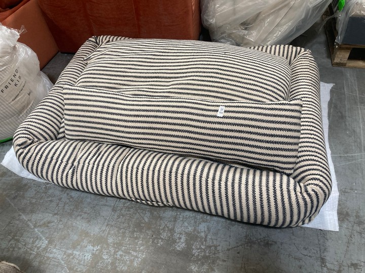 Lot 193  
            Marchington SR10 - Delivery or Collection 

                
LOAF.COM WOOFINS LARGE DOG BED IN BLUE STRIPE ORIGINAL RRP: £195: LOCATION - A4