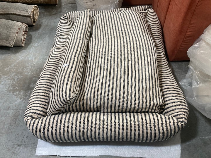 Lot 193  
            Marchington SR10 - Delivery or Collection 

                
LOAF.COM WOOFINS LARGE DOG BED IN BLUE STRIPE ORIGINAL RRP: £195: LOCATION - A4