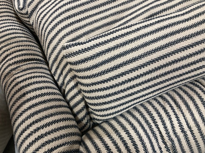 Lot 193  
            Marchington SR10 - Delivery or Collection 

                
LOAF.COM WOOFINS LARGE DOG BED IN BLUE STRIPE ORIGINAL RRP: £195: LOCATION - A4