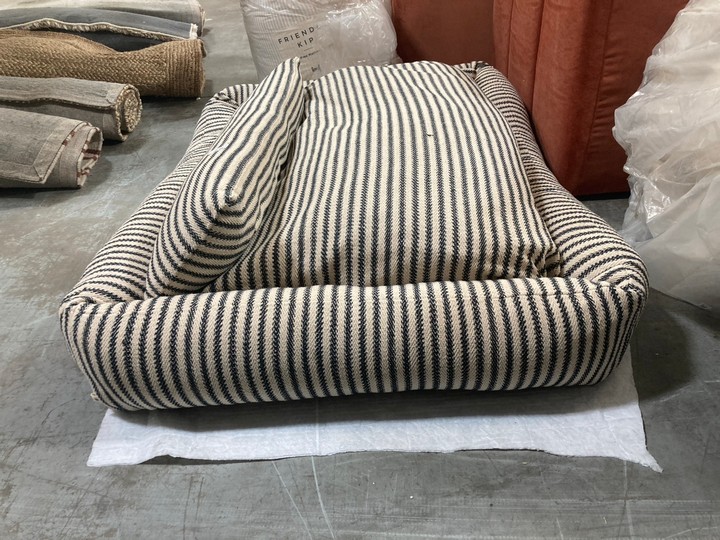 Lot 193  
            Marchington SR10 - Delivery or Collection 

                
LOAF.COM WOOFINS LARGE DOG BED IN BLUE STRIPE ORIGINAL RRP: £195: LOCATION - A4