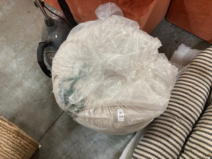 Lot 194  
            Marchington SR10 - Delivery or Collection 

                
LOAF.COM FRIENDLY KIP FEATHER FREE KING SIZE MATTRESS TOPPER ORIGINAL RRP: £120: ... - Image 2