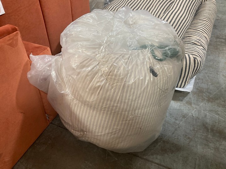 Lot 194  
            Marchington SR10 - Delivery or Collection 

                
LOAF.COM FRIENDLY KIP FEATHER FREE KING SIZE MATTRESS TOPPER ORIGINAL RRP: £120: ... - Image 3