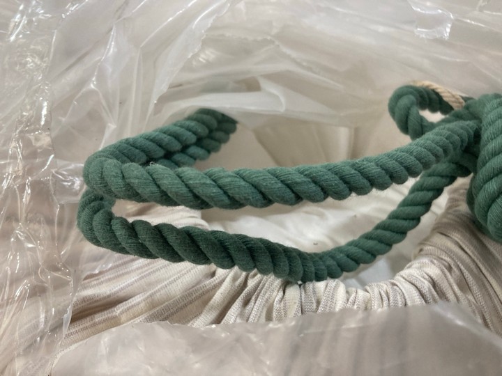 Lot 194  
            Marchington SR10 - Delivery or Collection 

                
LOAF.COM FRIENDLY KIP FEATHER FREE KING SIZE MATTRESS TOPPER ORIGINAL RRP: £120: ... - Image 4