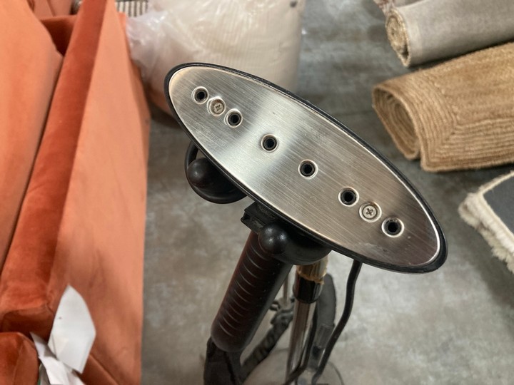 Lot 195  
            Marchington SR10 - Delivery or Collection 

                
LOAF.COM BEST STEAM GAR1502 GARMENT STEAM CLEANER: LOCATION - A4 - Image 2