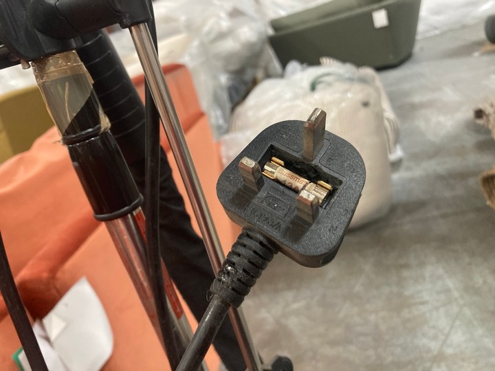 Lot 195  
            Marchington SR10 - Delivery or Collection 

                
LOAF.COM BEST STEAM GAR1502 GARMENT STEAM CLEANER: LOCATION - A4 - Image 4