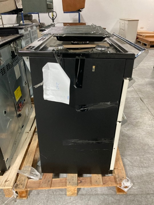 Lot 216  
            Marchington SR10 - Delivery or Collection 

                
STOVES STERLING 90CM DUAL FUEL RANGE COOKER: MODEL S900DF - ORIGINAL RRP £1419: L... - Image 3