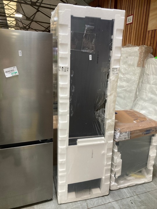 Lot 268  
            Marchington SR10 - Delivery or Collection 

                
SAMSUNG SERIES 8 TALL FRIDGE FREEZER : MODEL RB38C607AB1 - ORIGINAL RRP £949: LOC...