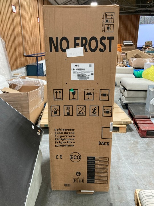 Lot 320  
            Marchington SR10 - Delivery or Collection 

                
AEG FRIDGE FREEZER: MODEL RCB732E7MG - ORIGINAL RRP £1199: LOCATION - A8 - Image 4
