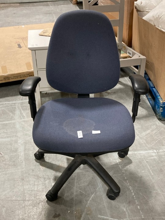 Lot 325  
            Marchington SR10 - Delivery or Collection 

                
EXECUTIVE OFFICE CHAIR IN NAVY: LOCATION - A10