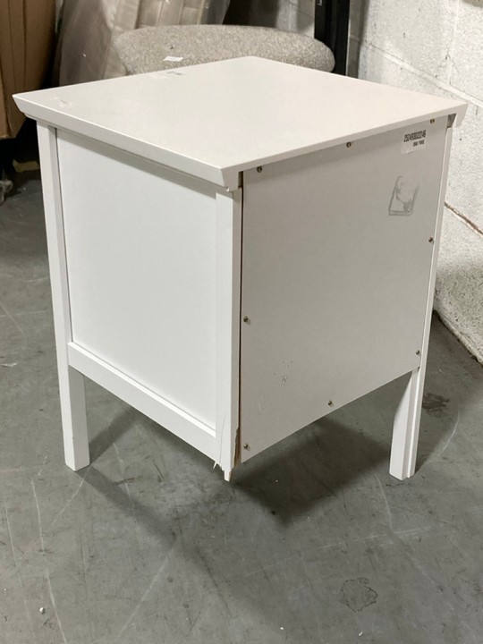 Lot 330  
            Marchington SR10 - Delivery or Collection 

                
JOHN LEWIS & PARTNERS WILTON 2 DRAWER BEDSIDE TABLE IN WHITE ( DAMAGED LEG ) ORIG... - Image 4