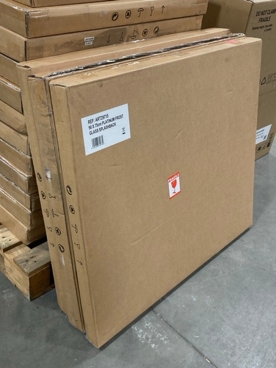Lot 404  
            Marchington SR10 - Delivery or Collection 

                
3 X PLATINUM FROST GLASS SPLASHBACKS : SIZE 90 X 75CM: LOCATION - A2