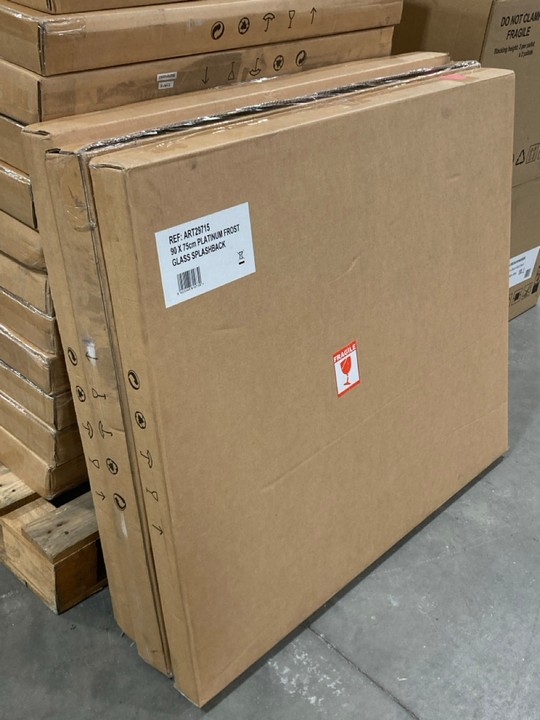 Lot 405  
            Marchington SR10 - Delivery or Collection 

                
3 X PLATINUM FROST GLASS SPLASHBACKS : SIZE 90 X 75CM: LOCATION - A2