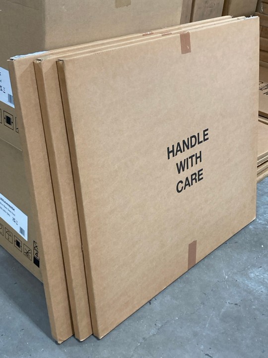 Lot 410  
            Marchington SR10 - Delivery or Collection 

                
3 X CURVED STYLE SPLASHBACKS IN BLACK : SIZE 90CM: LOCATION - A2 - Image 3