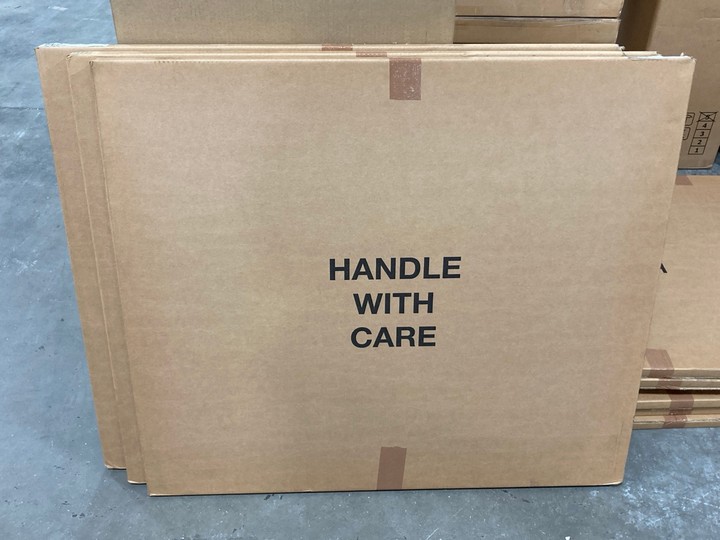 Lot 411  
            Marchington SR10 - Delivery or Collection 

                
3 X CURVED STYLE SPLASHBACKS IN BLACK : SIZE 90CM: LOCATION - A2 - Image 2