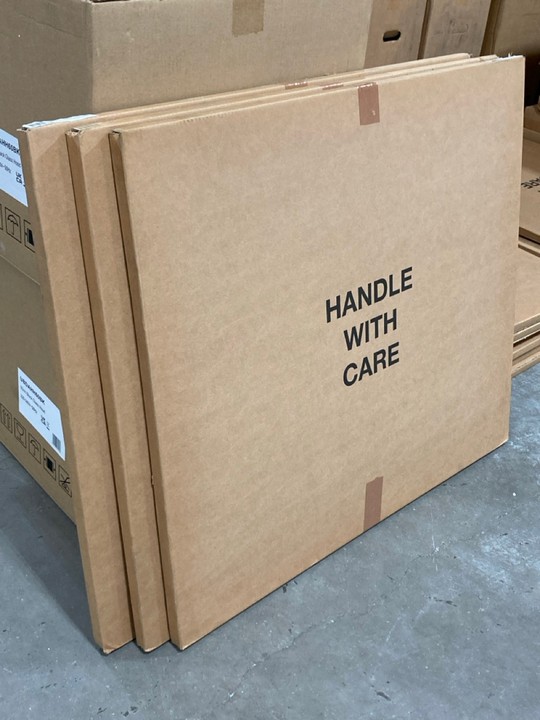 Lot 411  
            Marchington SR10 - Delivery or Collection 

                
3 X CURVED STYLE SPLASHBACKS IN BLACK : SIZE 90CM: LOCATION - A2 - Image 3