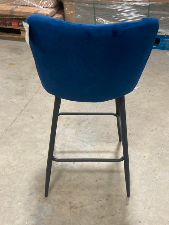 Lot 464  
            Marchington SR10 - Delivery or Collection 

                
DREAMS INTERIORS VELVET BLUE BAR STOOL: LOCATION - C8 - Image 4