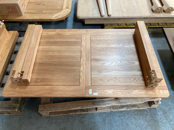 Lot 63  
            Marchington SR10 - Delivery or Collection 

                
OAK FURNITURELAND CANTERBURY NATURAL SOLID OAK 5FT X 3FT EXTENDING DINING TABLE -...