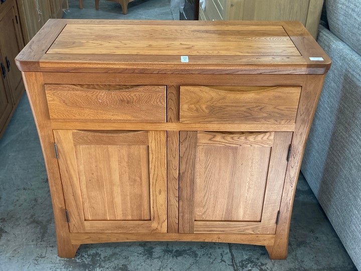 Lot 6  
            Marchington SR10 - Delivery or Collection 

                
OAK FURNITURELAND ORIGINAL RUSTIC SOLID OAK SMALL SIDEBOARD - ORIGINAL RRP £449.9...