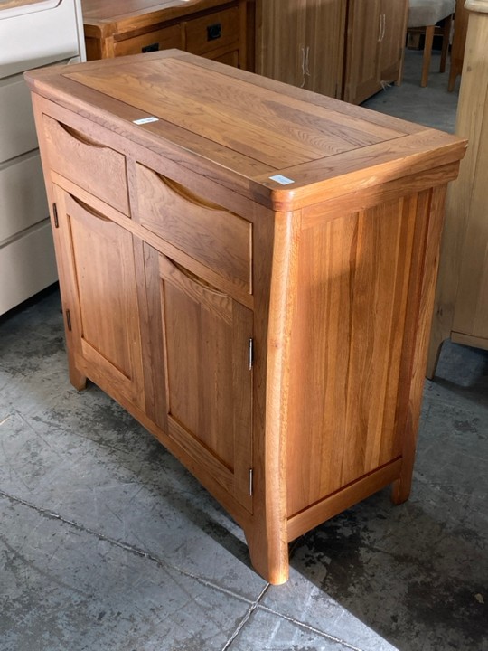 Lot 6  
            Marchington SR10 - Delivery or Collection 

                
OAK FURNITURELAND ORIGINAL RUSTIC SOLID OAK SMALL SIDEBOARD - ORIGINAL RRP £449.9...
