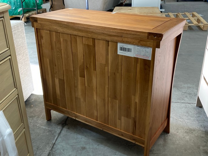 Lot 6  
            Marchington SR10 - Delivery or Collection 

                
OAK FURNITURELAND ORIGINAL RUSTIC SOLID OAK SMALL SIDEBOARD - ORIGINAL RRP £449.9...