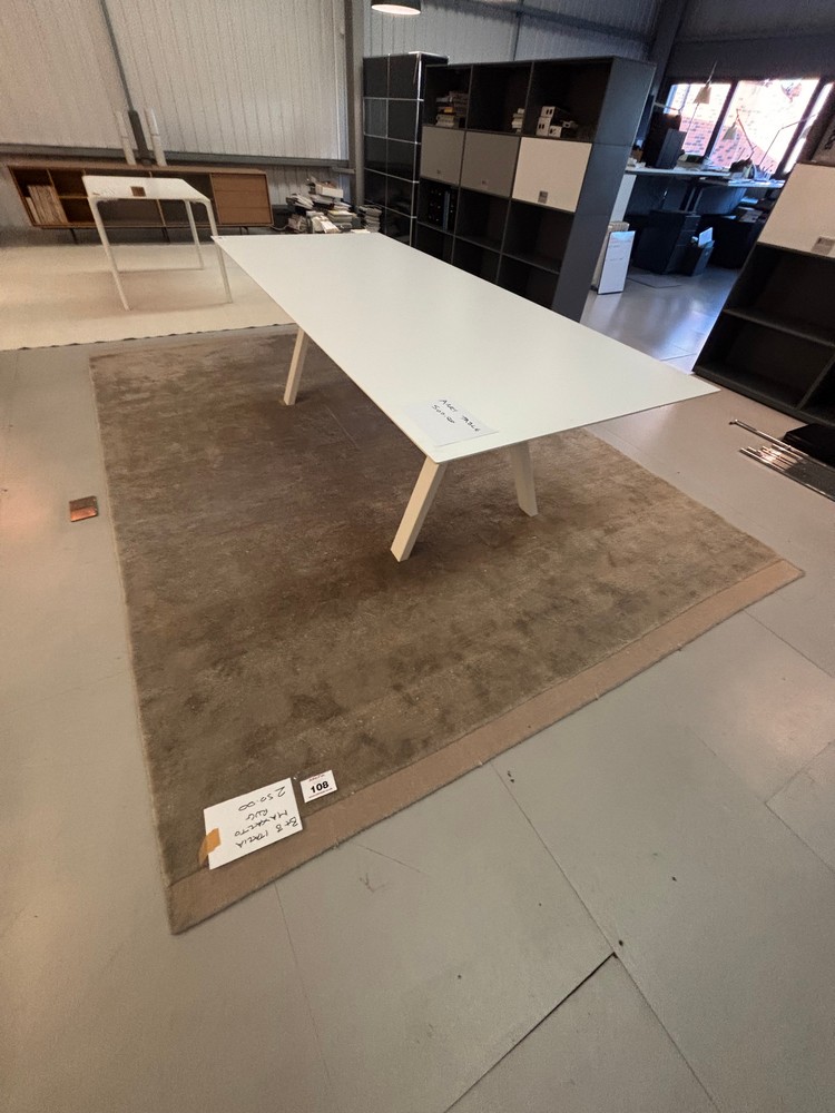 Lot 108  
            Offsite, Nottingham - Collection Only 

                
Large Brown Rug