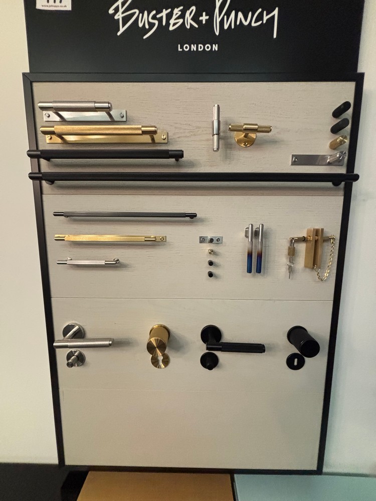 Lot 117  
            Offsite, Nottingham - Collection Only 

                
Qty Display Handles