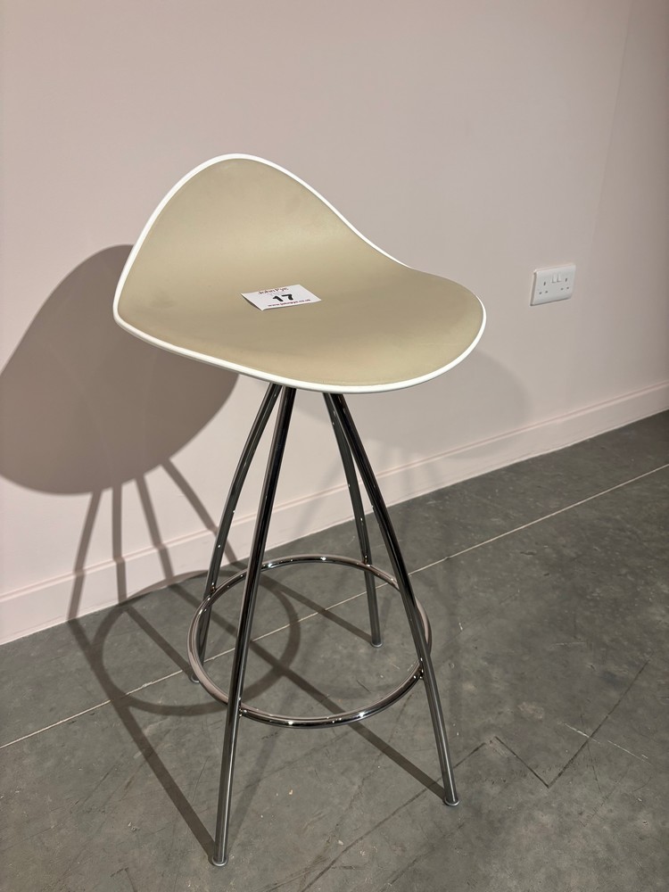 Lot 17  
            Offsite, Nottingham - Collection Only 

                
Stua Onda Bar Stool with Cream Seat Pad and Chrome Base Original RRP £394