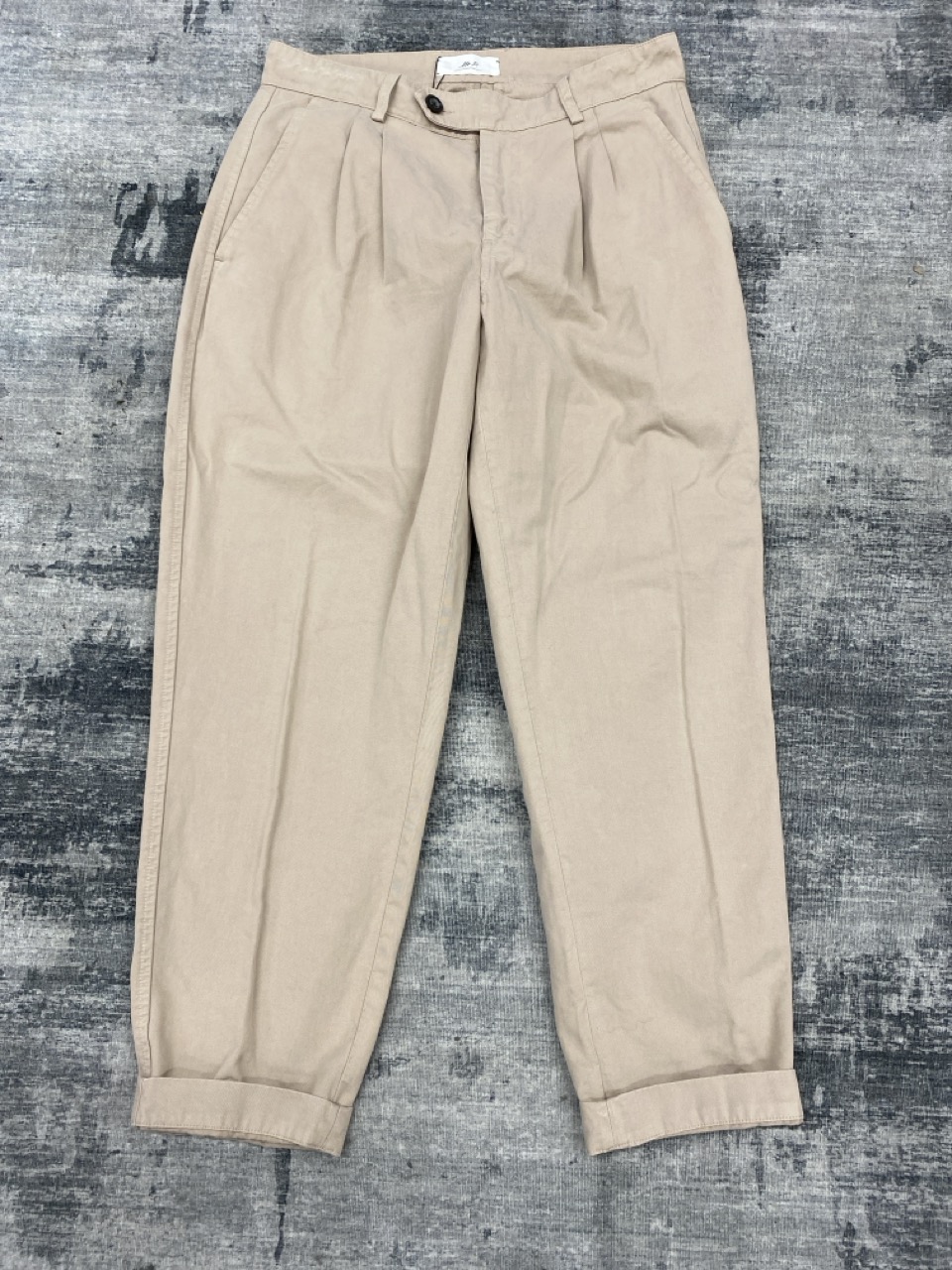 Lot 102  
            Edinburgh SR20 - Delivery Only 

                
MR P. TAPERED CROPPED TROUSERS IN BEIGE COTTON SIZE 30: LOCATION - RAIL 3