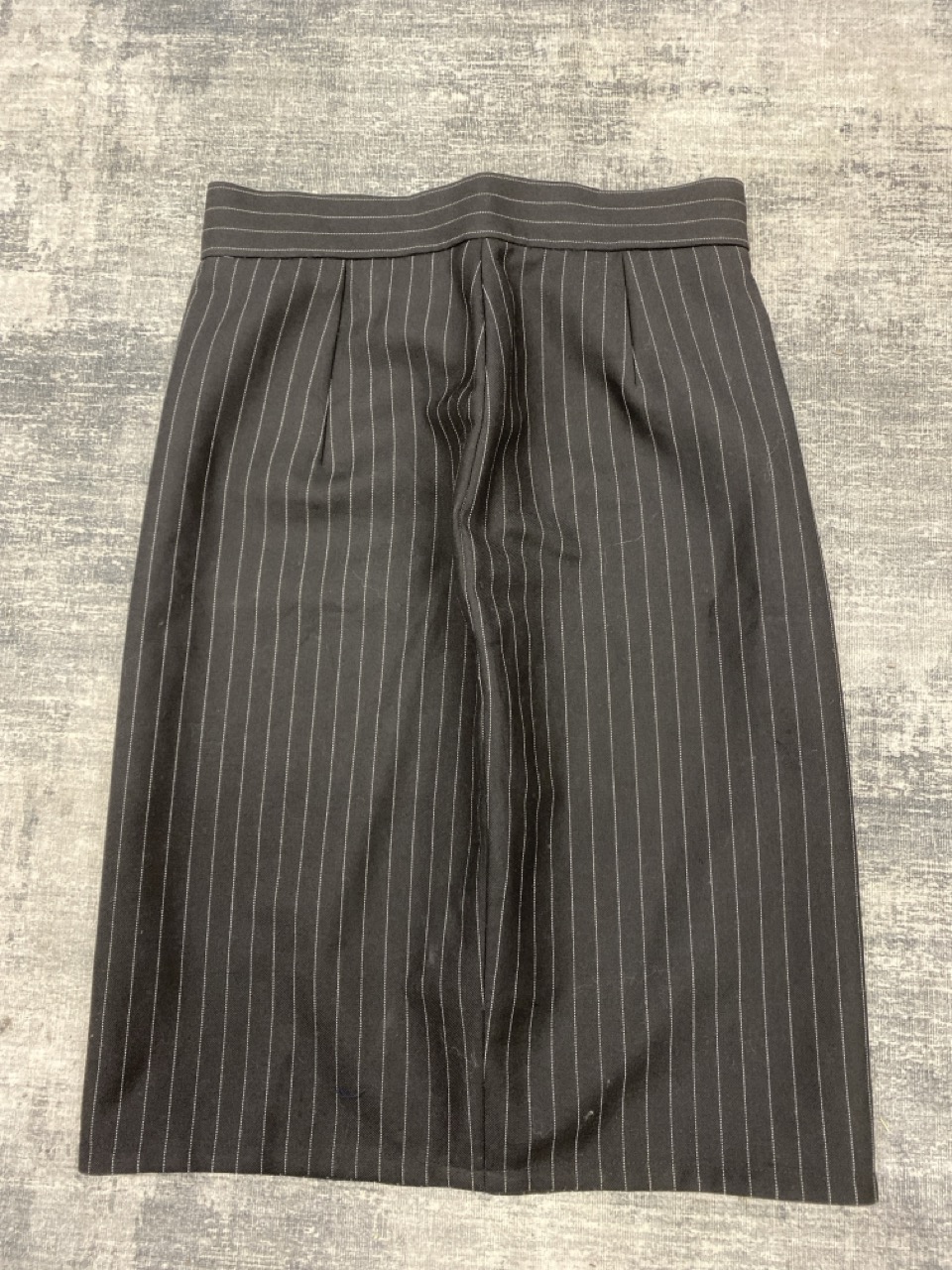 Lot 105  
            Edinburgh SR20 - Delivery Only 

                
MOSCHINO STRIPED PENCIL SKIRT IN BLACK WOOL SIZE UK 12: LOCATION - RAIL 3