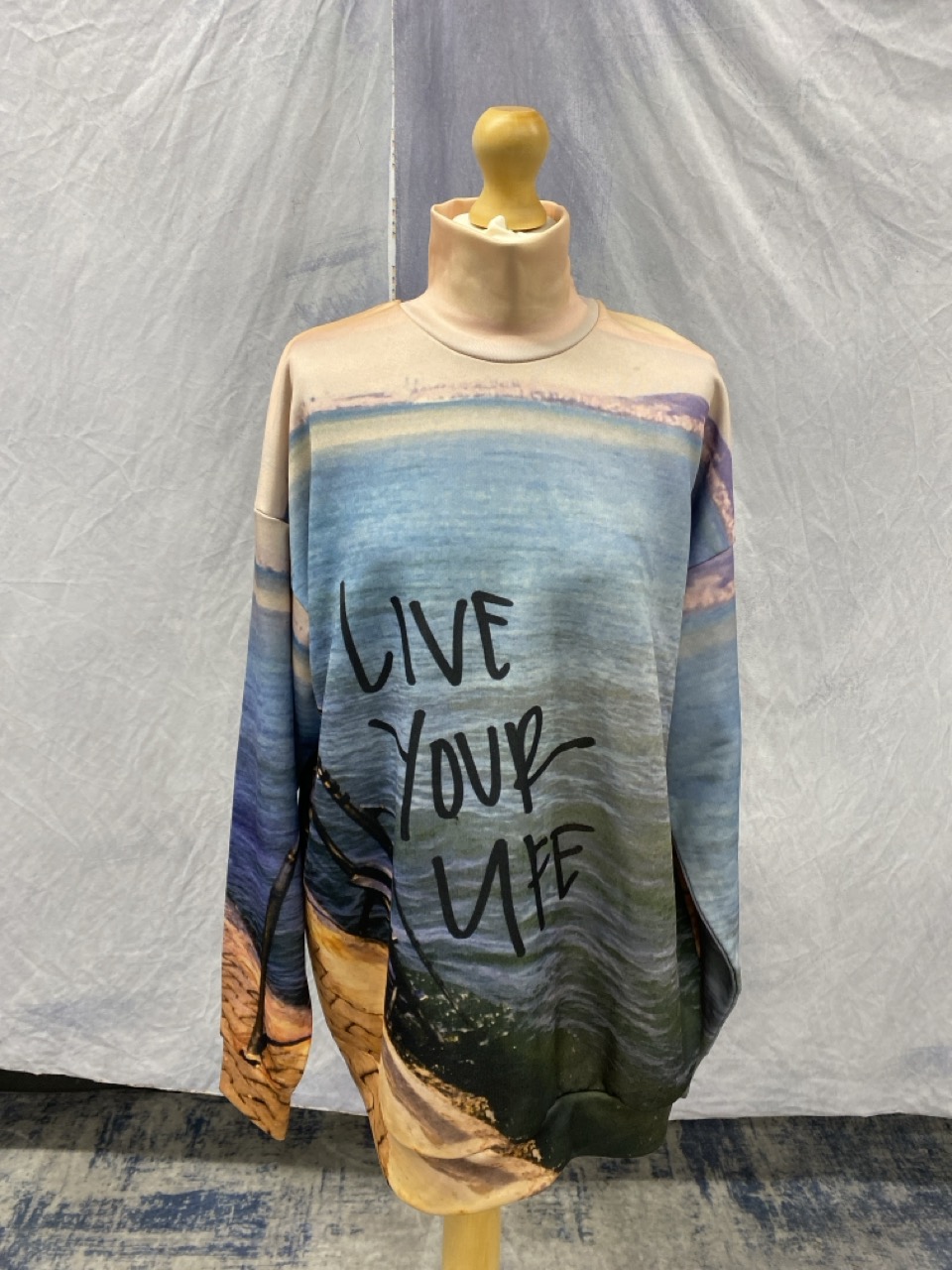 Lot 106  
            Edinburgh SR20 - Delivery Only 

                
MARQUES ALMEDIA OVERSIZED PRINTED SWEATSHIRT SIZE XS: LOCATION - RAIL 3