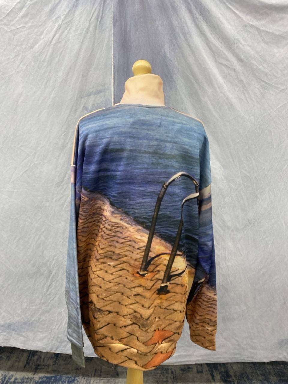 Lot 106  
            Edinburgh SR20 - Delivery Only 

                
MARQUES ALMEDIA OVERSIZED PRINTED SWEATSHIRT SIZE XS: LOCATION - RAIL 3