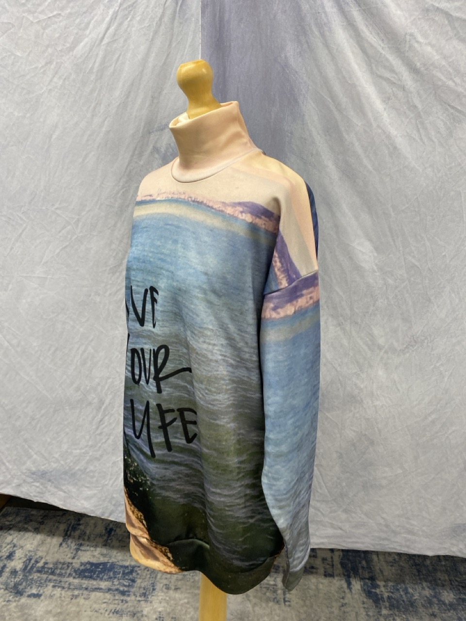 Lot 106  
            Edinburgh SR20 - Delivery Only 

                
MARQUES ALMEDIA OVERSIZED PRINTED SWEATSHIRT SIZE XS: LOCATION - RAIL 3